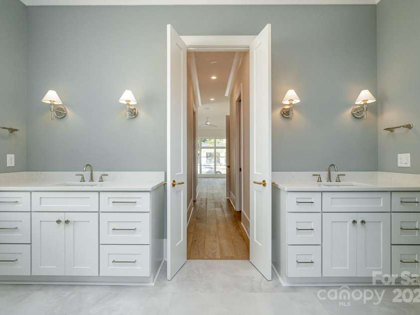 3131 Providence Road, Charlotte, NC 28211.  MLS# CAR4244531, YatesRealty ID 8835. Primary Bathroom on Main