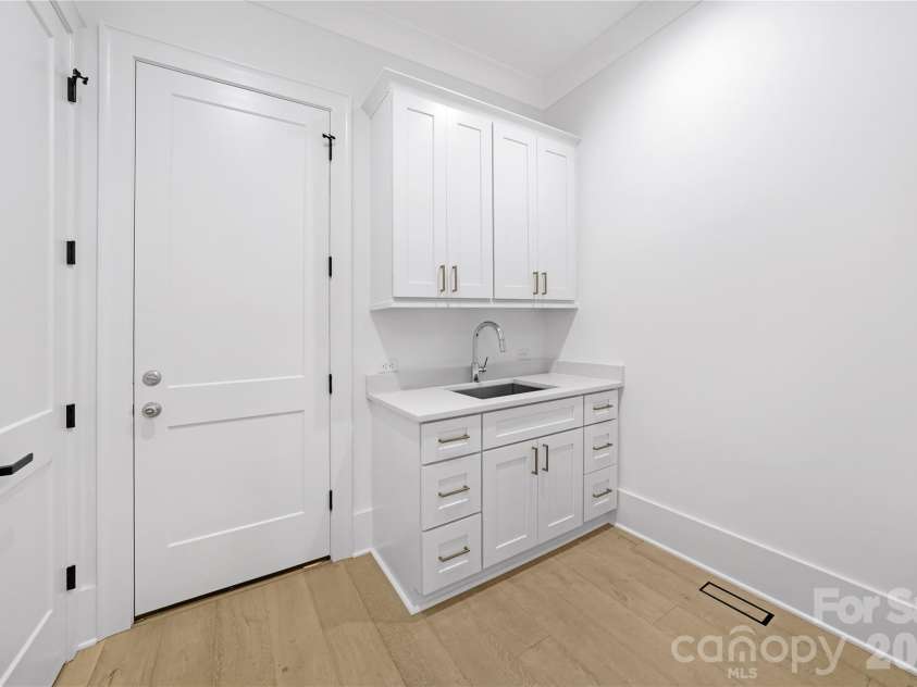 5031 Gilchrist Road, Charlotte, NC 28211.  MLS# CAR4244515, YatesRealty ID 8835. Mud Room for Representation