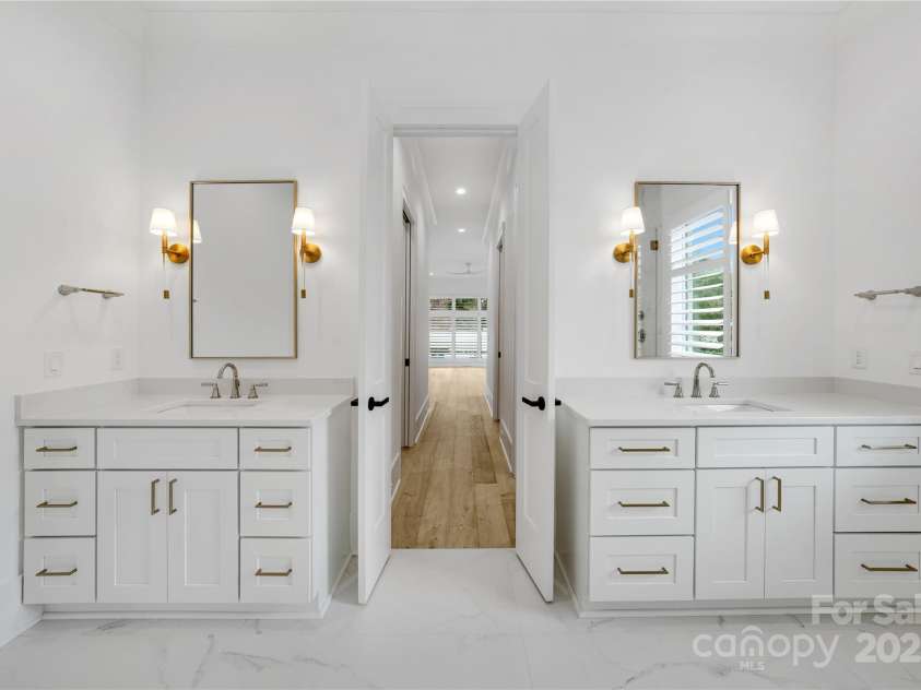5031 Gilchrist Road, Charlotte, NC 28211.  MLS# CAR4244515, YatesRealty ID 8835. Primary Bathroom on Main