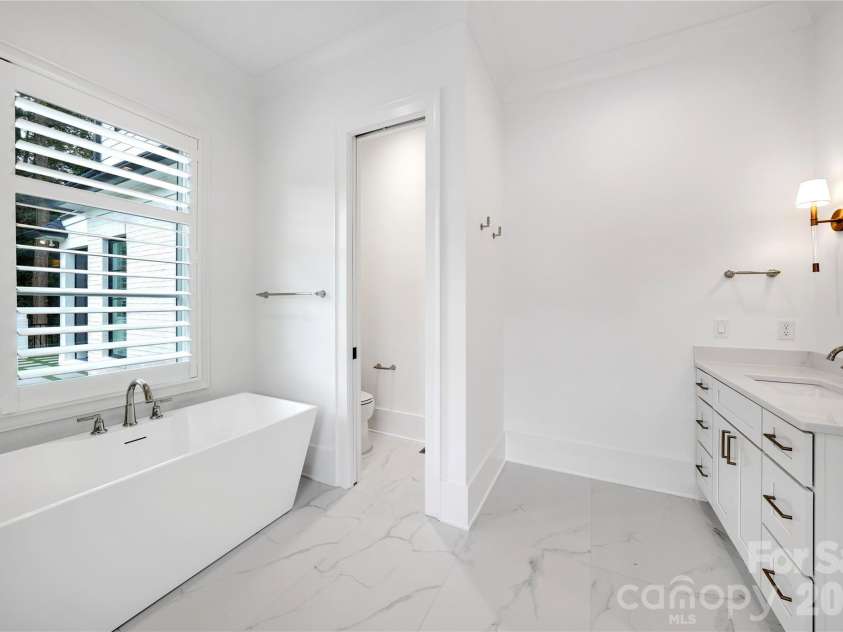 5031 Gilchrist Road, Charlotte, NC 28211.  MLS# CAR4244515, YatesRealty ID 8835. Primary Bathroom on Main for Representation