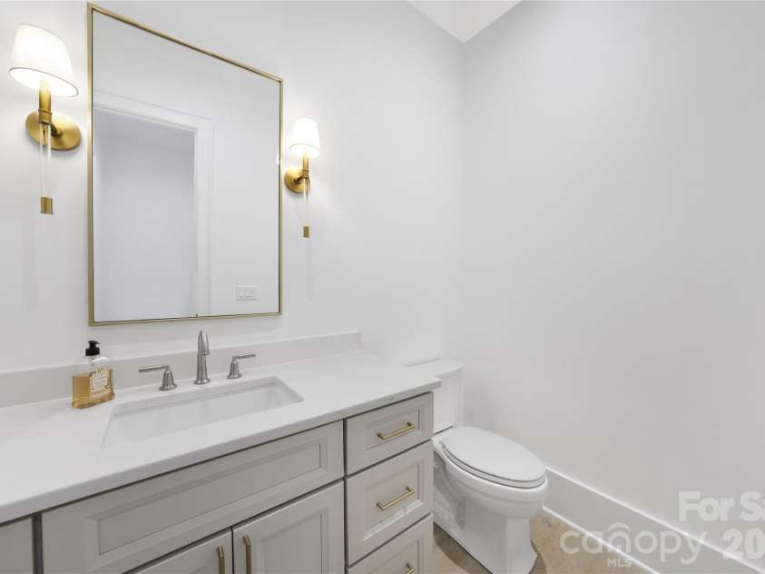 3146 Providence Road, Charlotte, NC 28211.  MLS# CAR4238500, YatesRealty ID 8836. Powder Room for Representation