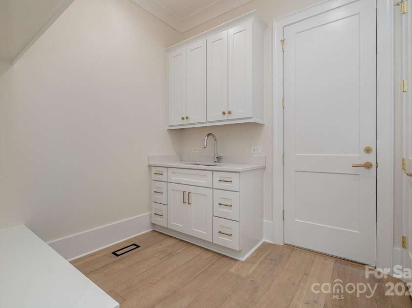 3200 Providence Road, Charlotte, NC 28211.  MLS# CAR4240140, YatesRealty ID 8836. Mud Room
