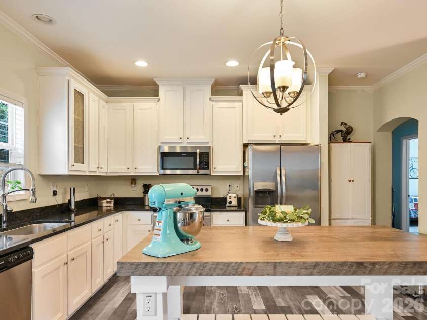 241 West Sunset Ridge Drive, Etowah, NC 28729.  MLS# CAR4365261, YatesRealty ID 8839. 