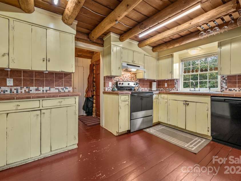 143 Caledonia Road, Landrum, SC 29356.  MLS# CAR4233851, YatesRealty ID 8841. 