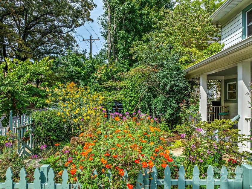 138 French Broad Avenue, Asheville, NC 28801.  MLS# CAR4301394, YatesRealty ID 8844. 