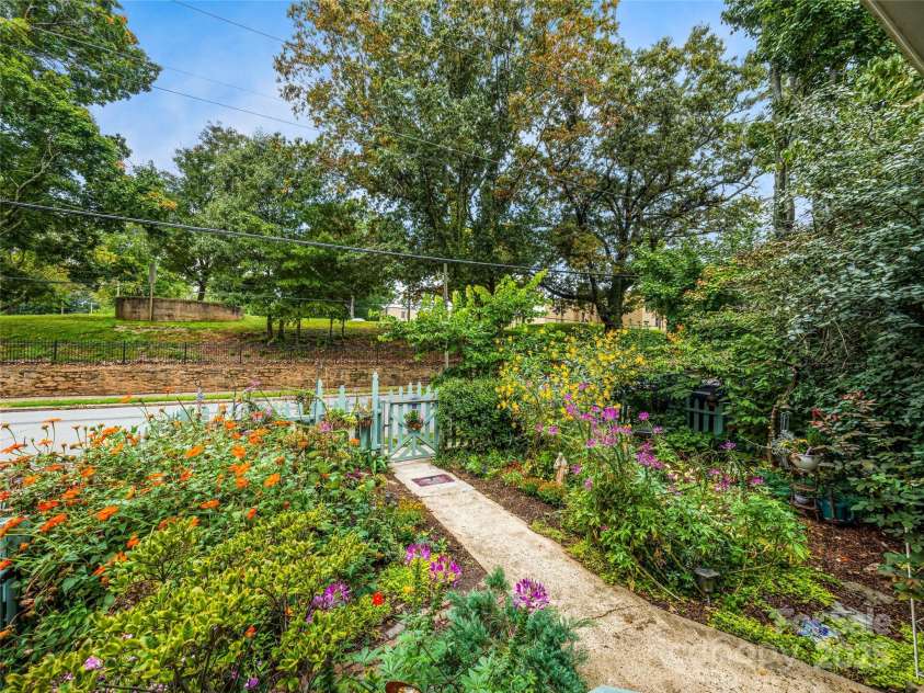 138 French Broad Avenue, Asheville, NC 28801.  MLS# CAR4301394, YatesRealty ID 8844. 