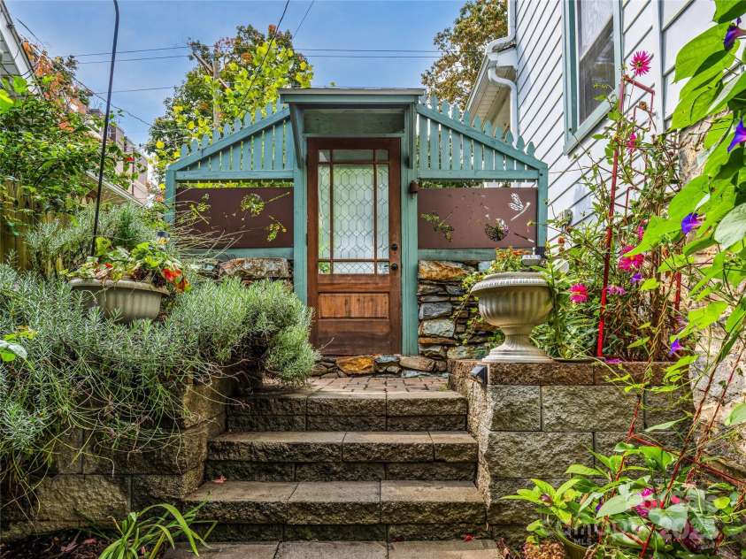 138 French Broad Avenue, Asheville, NC 28801.  MLS# CAR4301394, YatesRealty ID 8844. 