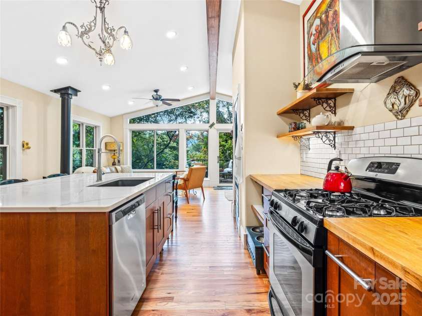 138 French Broad Avenue, Asheville, NC 28801.  MLS# CAR4301394, YatesRealty ID 8844. 