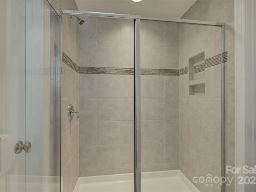 17809 Pawleys Plantation Lane, Charlotte, NC 28278.  MLS# CAR4230692, YatesRealty ID 8846. Full bath on the main