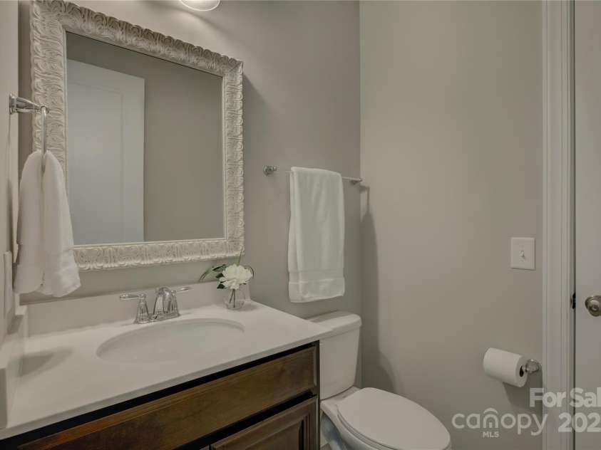 17809 Pawleys Plantation Lane, Charlotte, NC 28278.  MLS# CAR4230692, YatesRealty ID 8846. Full bath on the main