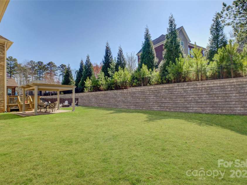 17809 Pawleys Plantation Lane, Charlotte, NC 28278.  MLS# CAR4230692, YatesRealty ID 8846. Great large fenced yard