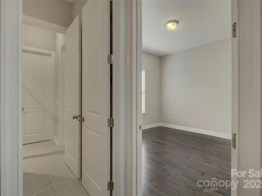 17809 Pawleys Plantation Lane, Charlotte, NC 28278.  MLS# CAR4230692, YatesRealty ID 8846. Gust room on the main