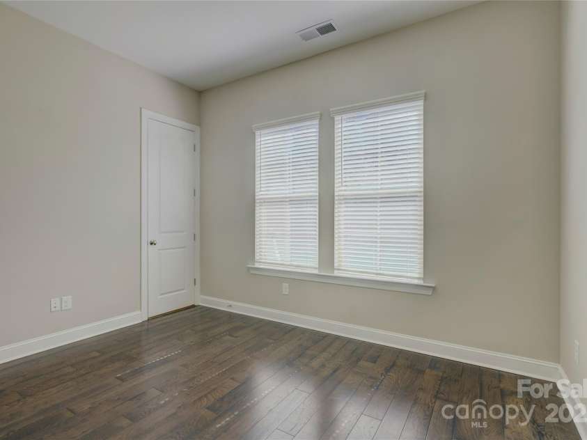 17809 Pawleys Plantation Lane, Charlotte, NC 28278.  MLS# CAR4230692, YatesRealty ID 8846. Gust room on the main