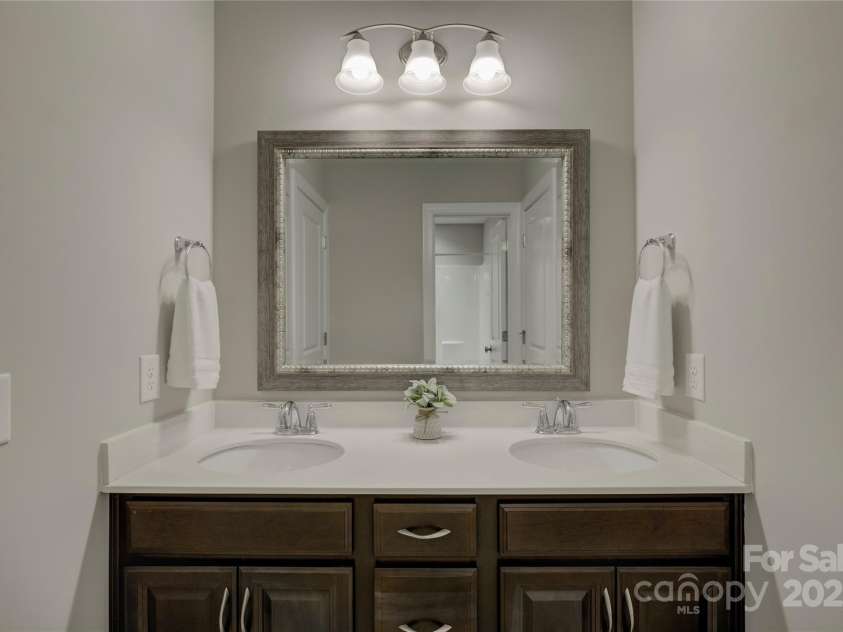 17809 Pawleys Plantation Lane, Charlotte, NC 28278.  MLS# CAR4230692, YatesRealty ID 8846. Jack & Jill bath room