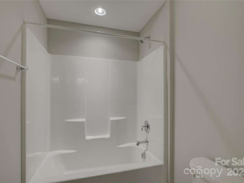 17809 Pawleys Plantation Lane, Charlotte, NC 28278.  MLS# CAR4230692, YatesRealty ID 8846. Jack & Jill bath room