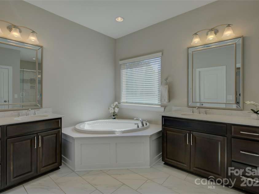 17809 Pawleys Plantation Lane, Charlotte, NC 28278.  MLS# CAR4230692, YatesRealty ID 8846. Primary bath
