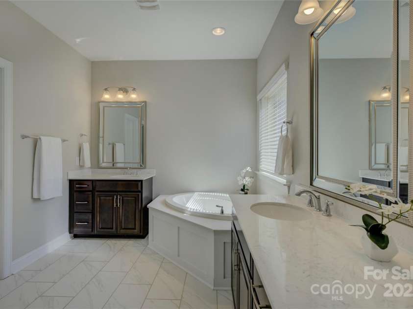 17809 Pawleys Plantation Lane, Charlotte, NC 28278.  MLS# CAR4230692, YatesRealty ID 8846. Primary bath