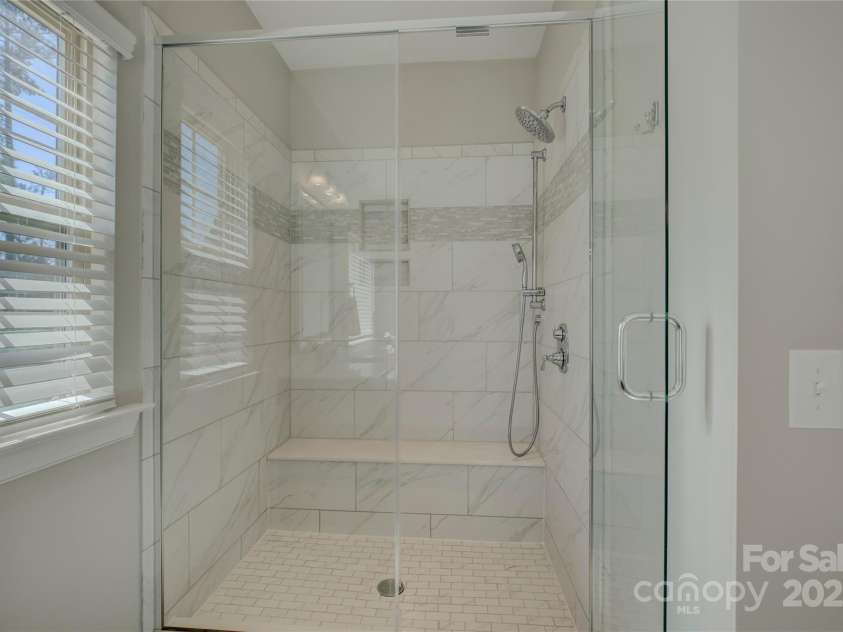 17809 Pawleys Plantation Lane, Charlotte, NC 28278.  MLS# CAR4230692, YatesRealty ID 8846. Primary bath