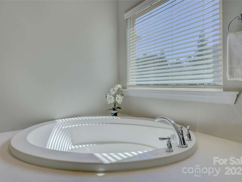 17809 Pawleys Plantation Lane, Charlotte, NC 28278.  MLS# CAR4230692, YatesRealty ID 8846. Primary bath