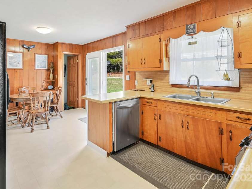 29 Delta Drive, Hendersonville, NC 28792.  MLS# CAR4243715, YatesRealty ID 8849. 