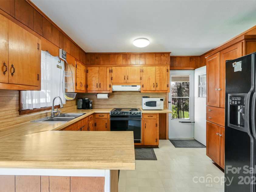 29 Delta Drive, Hendersonville, NC 28792.  MLS# CAR4243715, YatesRealty ID 8849. 