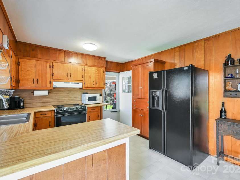 29 Delta Drive, Hendersonville, NC 28792.  MLS# CAR4243715, YatesRealty ID 8849. 