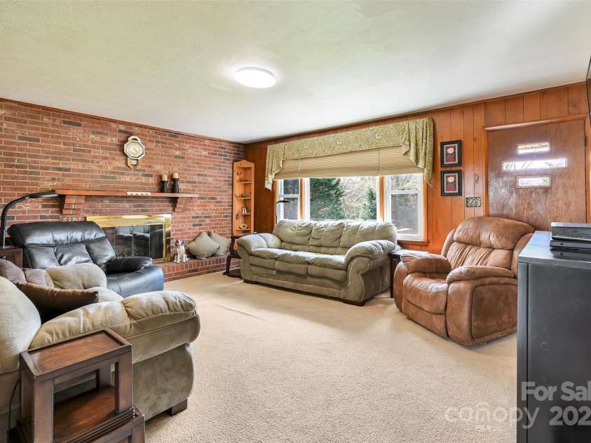 29 Delta Drive, Hendersonville, NC 28792.  MLS# CAR4243715, YatesRealty ID 8849. 