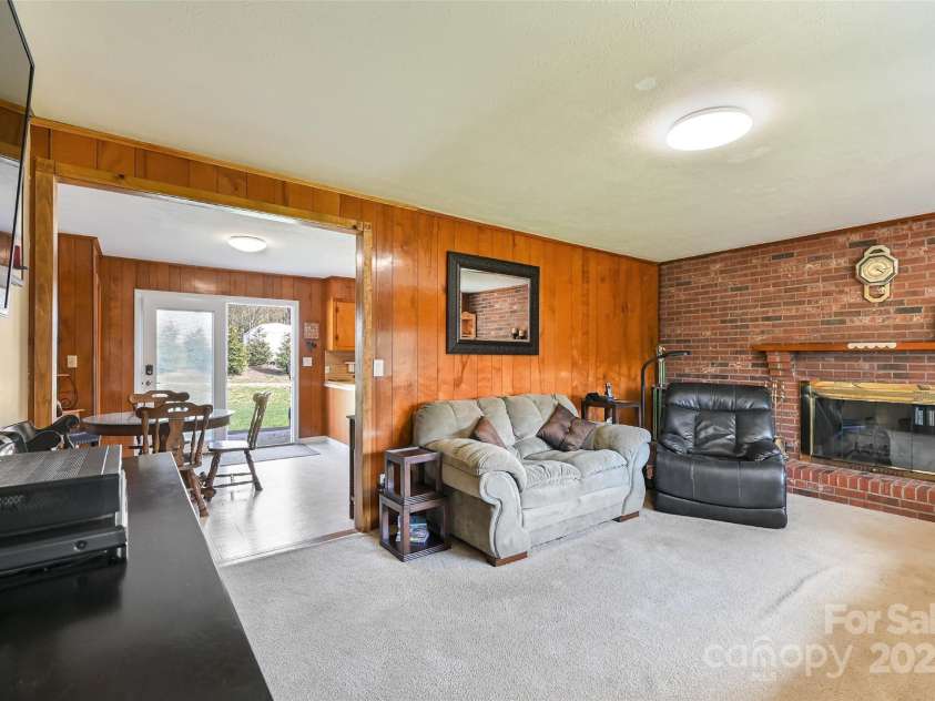 29 Delta Drive, Hendersonville, NC 28792.  MLS# CAR4243715, YatesRealty ID 8849. 