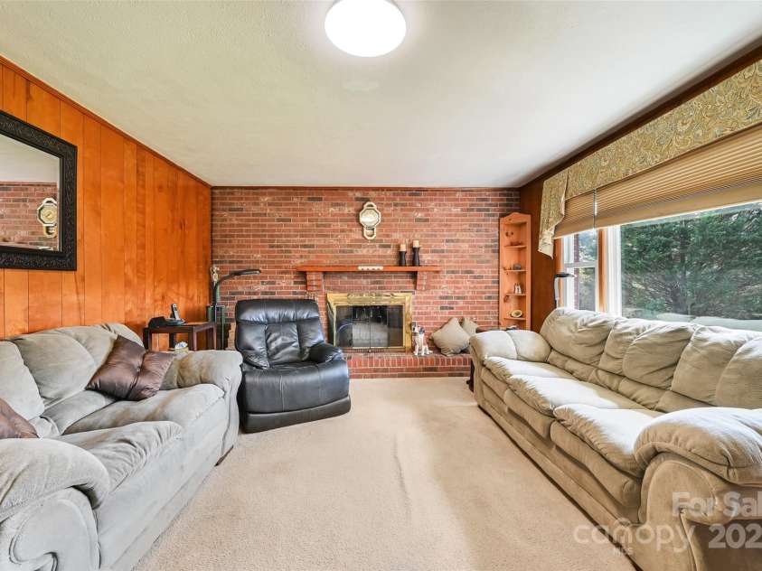 29 Delta Drive, Hendersonville, NC 28792.  MLS# CAR4243715, YatesRealty ID 8849. 