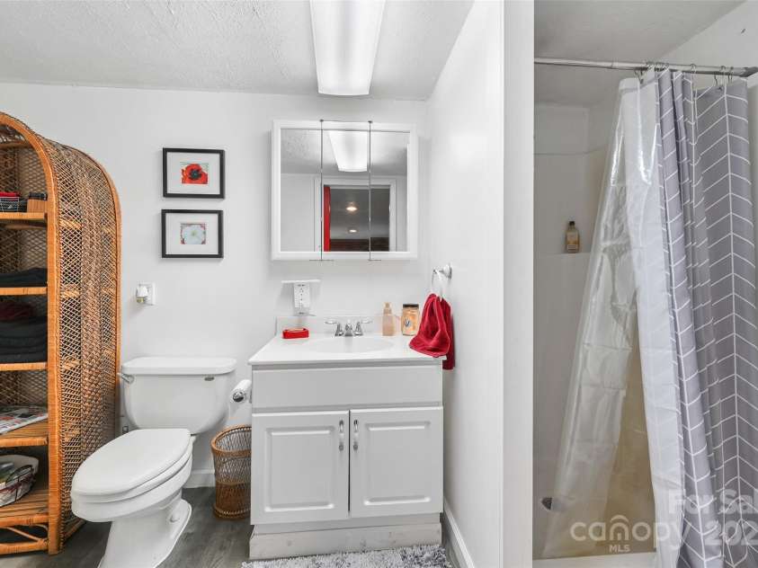 29 Delta Drive, Hendersonville, NC 28792.  MLS# CAR4243715, YatesRealty ID 8849. 