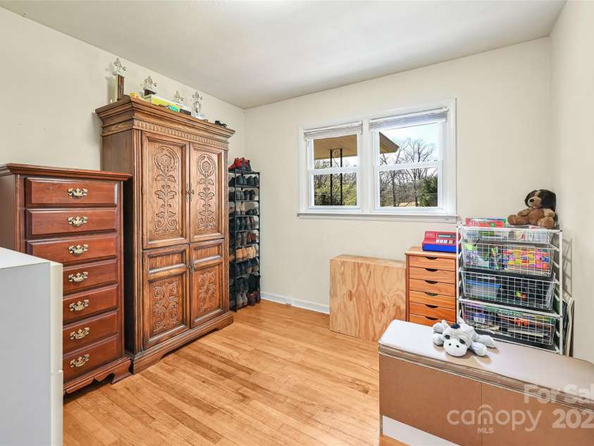 29 Delta Drive, Hendersonville, NC 28792.  MLS# CAR4243715, YatesRealty ID 8849. 