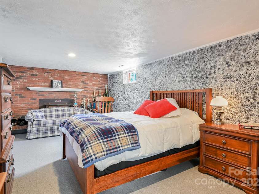 29 Delta Drive, Hendersonville, NC 28792.  MLS# CAR4243715, YatesRealty ID 8849. 