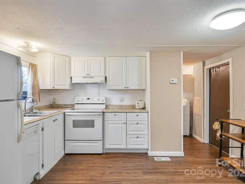 29 Delta Drive, Hendersonville, NC 28792.  MLS# CAR4243715, YatesRealty ID 8849. 