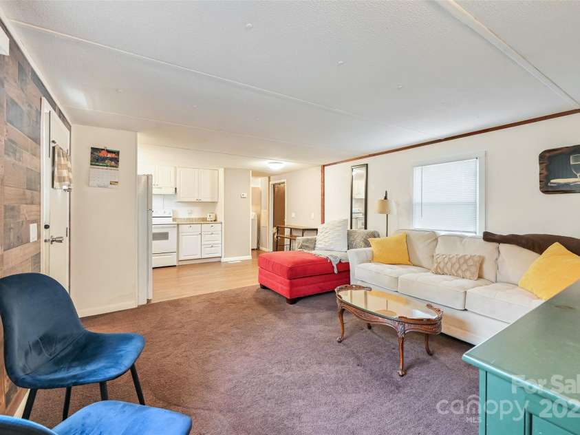 29 Delta Drive, Hendersonville, NC 28792.  MLS# CAR4243715, YatesRealty ID 8849. 