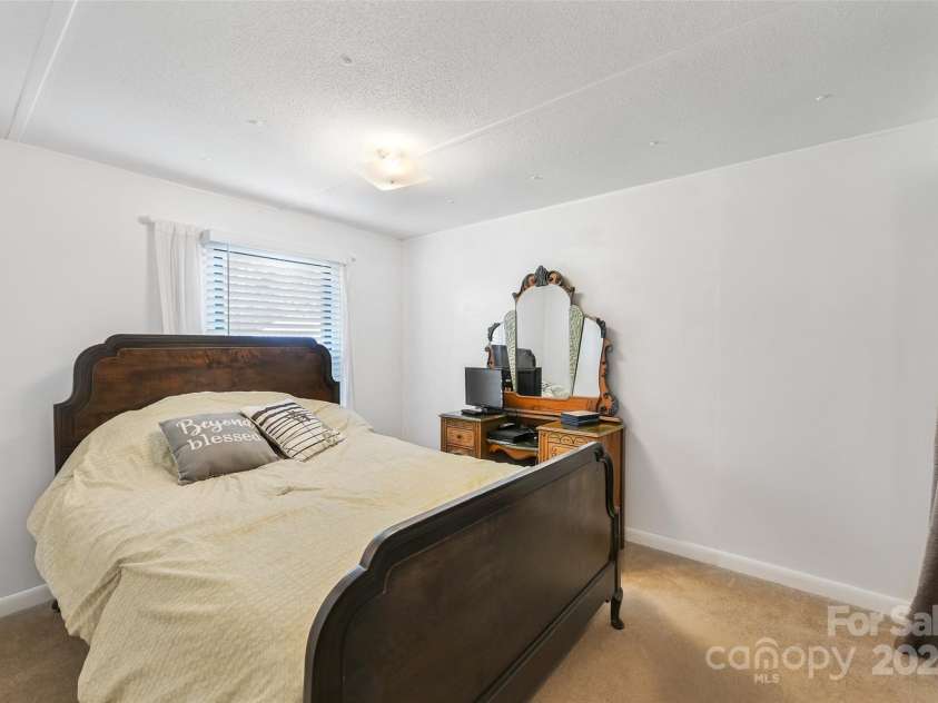 29 Delta Drive, Hendersonville, NC 28792.  MLS# CAR4243715, YatesRealty ID 8849. 