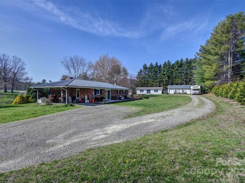 29 Delta Drive, Hendersonville, NC 28792.  MLS# CAR4243715, YatesRealty ID 8849. 