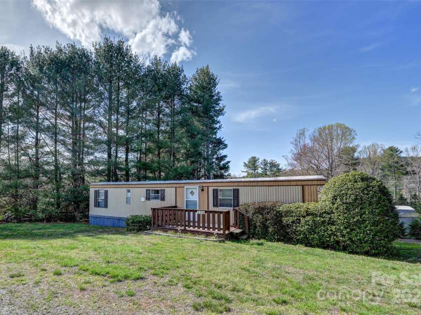 29 Delta Drive, Hendersonville, NC 28792.  MLS# CAR4243715, YatesRealty ID 8849. 