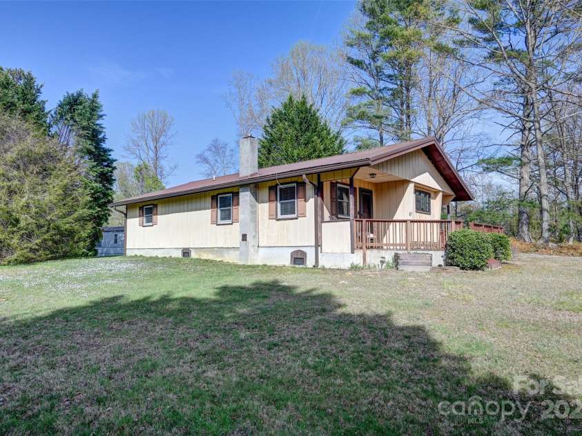 29 Delta Drive, Hendersonville, NC 28792.  MLS# CAR4243715, YatesRealty ID 8849. 