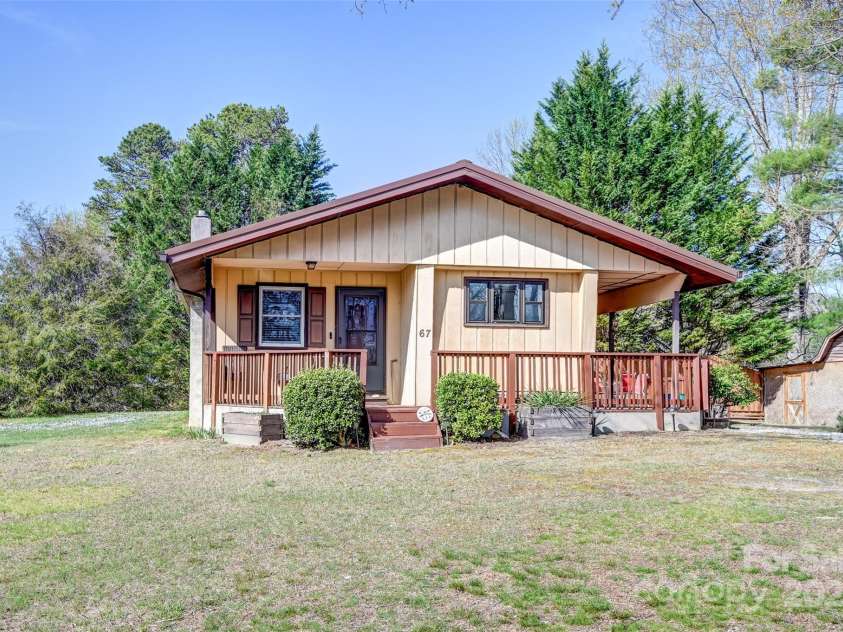 29 Delta Drive, Hendersonville, NC 28792.  MLS# CAR4243715, YatesRealty ID 8849. 