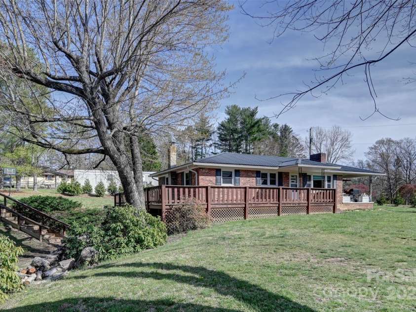 29 Delta Drive, Hendersonville, NC 28792.  MLS# CAR4243715, YatesRealty ID 8849. 