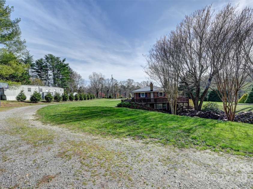 29 Delta Drive, Hendersonville, NC 28792.  MLS# CAR4243715, YatesRealty ID 8849. 