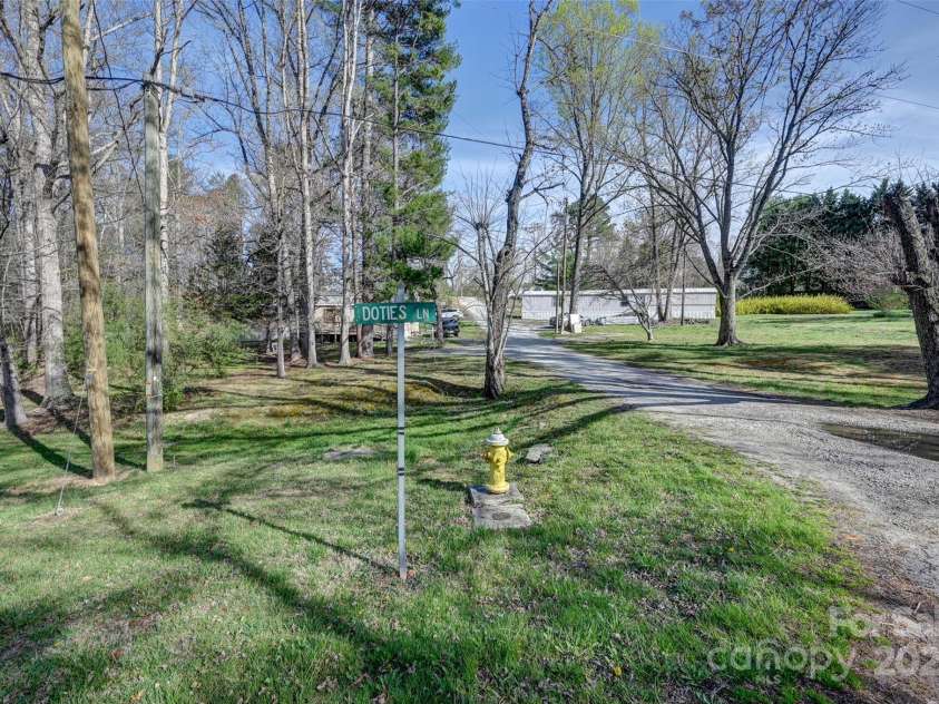 29 Delta Drive, Hendersonville, NC 28792.  MLS# CAR4243715, YatesRealty ID 8849. 