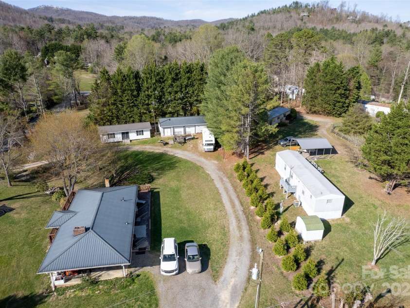 29 Delta Drive, Hendersonville, NC 28792.  MLS# CAR4243715, YatesRealty ID 8849. 