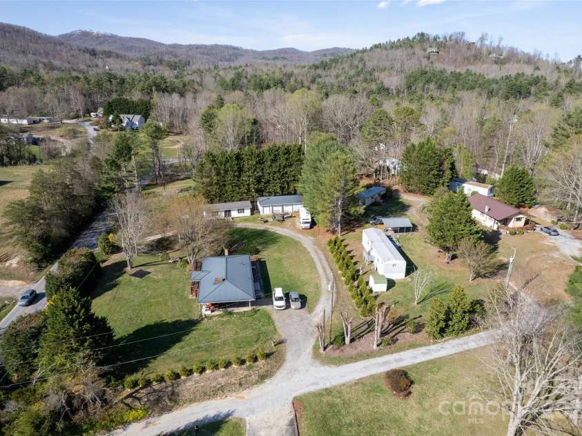 29 Delta Drive, Hendersonville, NC 28792.  MLS# CAR4243715, YatesRealty ID 8849. 