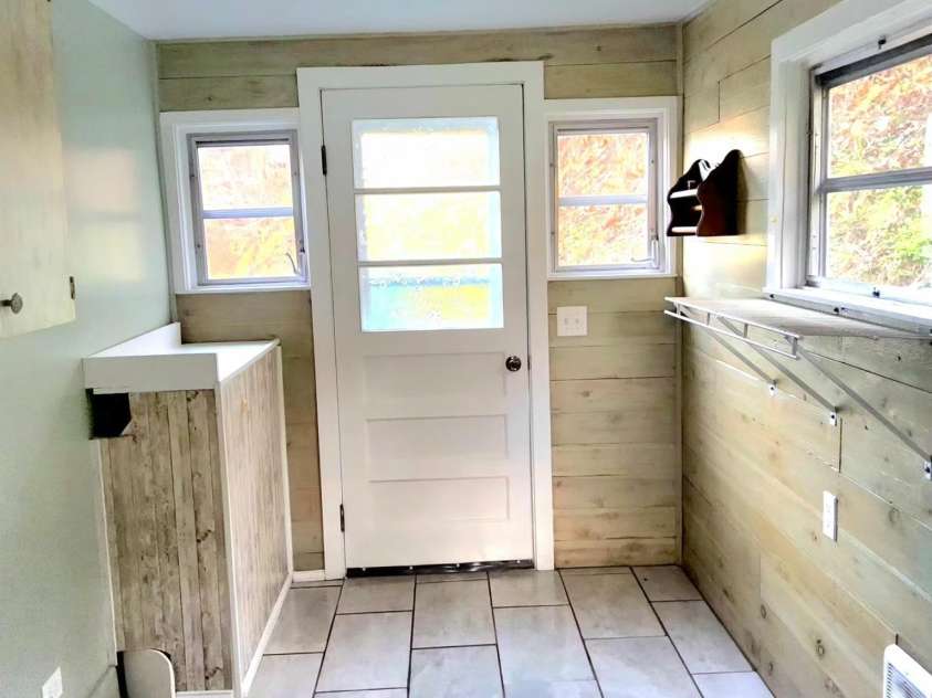 1294 Cane Creek Road, Bakersville, NC 28705.  MLS# CAR4291675, YatesRealty ID 885. Large mud and laundry room gives lots of storage space.