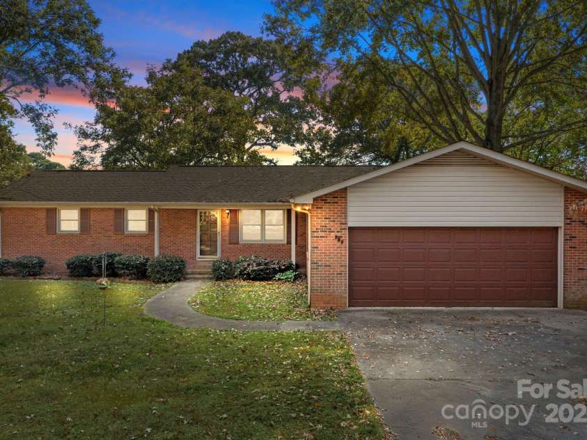 127 Edgeway Road, Mooresville, NC 28117.  MLS# CAR4322925, YatesRealty ID 8854. 