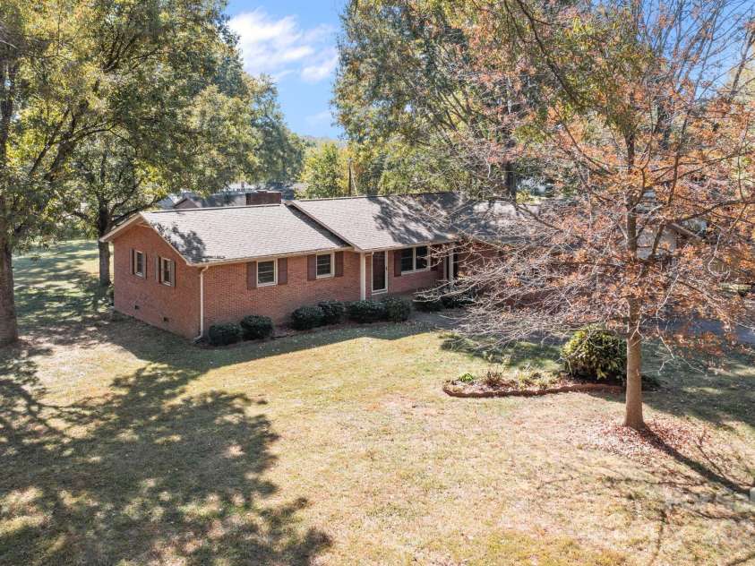 127 Edgeway Road, Mooresville, NC 28117.  MLS# CAR4322925, YatesRealty ID 8854. 