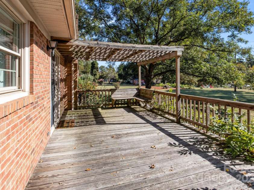 127 Edgeway Road, Mooresville, NC 28117.  MLS# CAR4322925, YatesRealty ID 8854. 