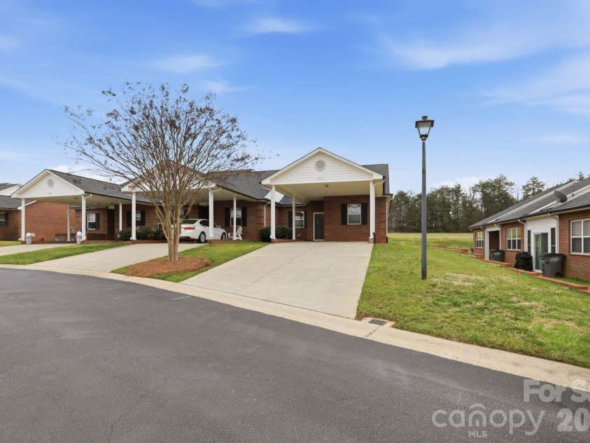 3900 Azalea Trail, Denver, NC 28037.  MLS# CAR4353050, YatesRealty ID 8855. Driveway