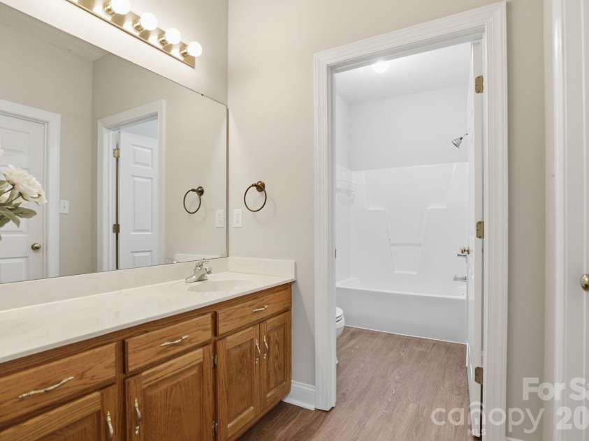 3900 Azalea Trail, Denver, NC 28037.  MLS# CAR4353050, YatesRealty ID 8855. Large Primary Bath